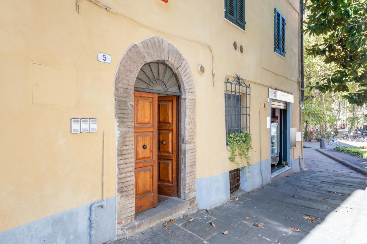 Piazza Napoleone Lovely Central Apartment ลุคคา ภายนอก รูปภาพ